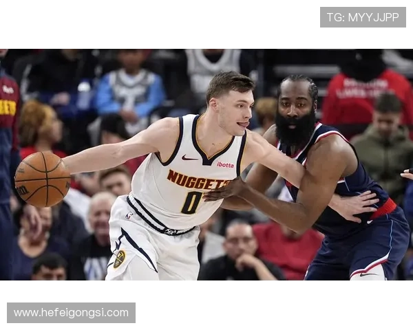 NBA季后赛战况激烈,球星表现抢眼。 NBA季后赛战况激烈,球星表现抢眼。