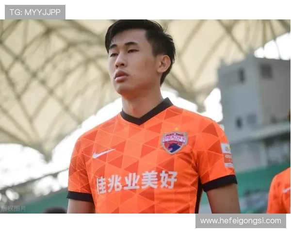 利兹联俱乐部新赛季阵容调整及球员转会动态引发球迷热议